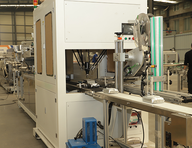 湿巾生产线中为什么要加配湿巾粘盖机