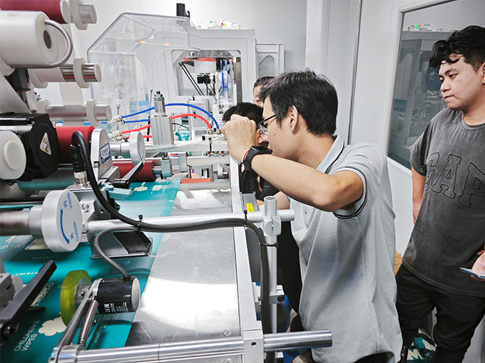 河北邢台12道湿巾生产线现场培训